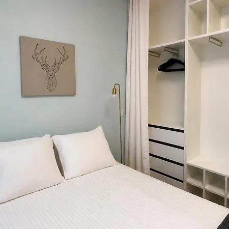 Stunning & Modern In Apartment *